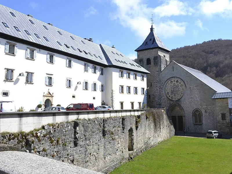 <a href="https://es.wikipedia.org/wiki/Real_Colegiata_de_Santa_Mar%C3%ADa_de_Roncesvalles" title="Colegiata Roncesvalles" class="lkblanco" rell="nofollow" target="_blank">foto wikipedia.org</a>